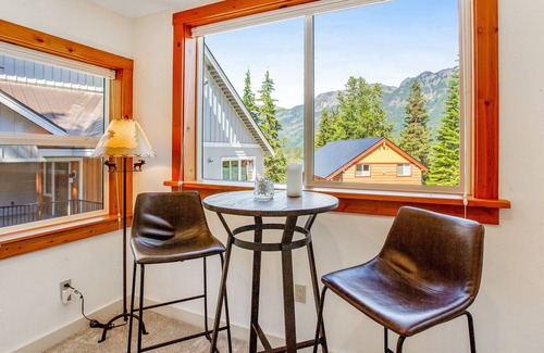 Hyak Cabina | Mountain-view lodge with gas grill, washer/dryer, & WiFi - walk to ski lifts