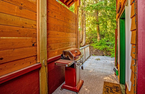Hyak Cabina | Mountain-view lodge with gas grill, washer/dryer, & WiFi - walk to ski lifts