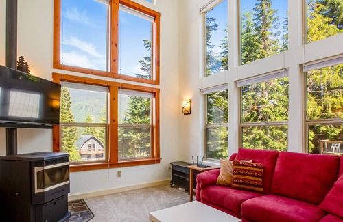 Hyak Cabina | Mountain-view lodge with gas grill, washer/dryer, & WiFi - walk to ski lifts