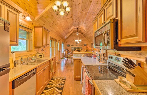 Settlers Ridge Casa | Mountain-View Maggie Valley Home w/ 2 Decks!