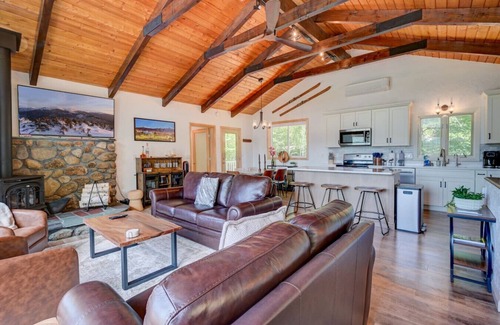 Jackson Cabina | Mountain View Modern Chalet w/Fire Pit & AC