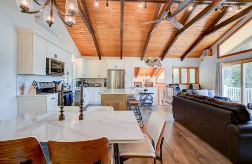 Jackson Cabina | Mountain View Modern Chalet w/Fire Pit & AC
