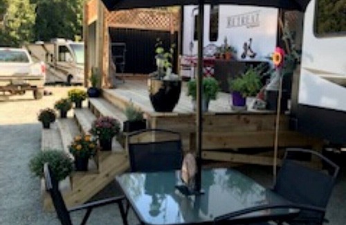 Regional District of Nanaimo Casa | Mountain View Retreat (Luxury RV, modern and mountain view)