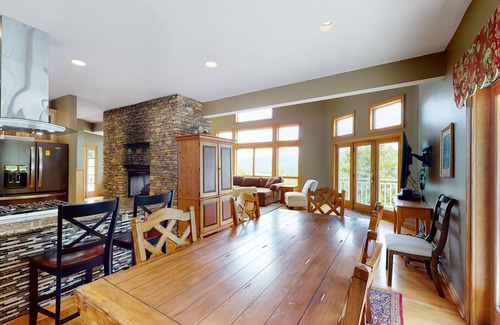 Mountainside Casa | Mountain view retreat with a hot tub, grill, & firepit - shared athletic courts