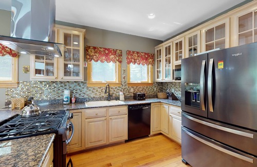 Mountainside Casa | Mountain view retreat with a hot tub, grill, & firepit - shared athletic courts