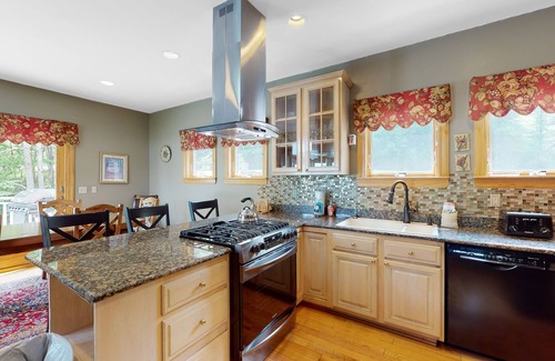 Mountainside Casa | Mountain view retreat with a hot tub, grill, & firepit - shared athletic courts