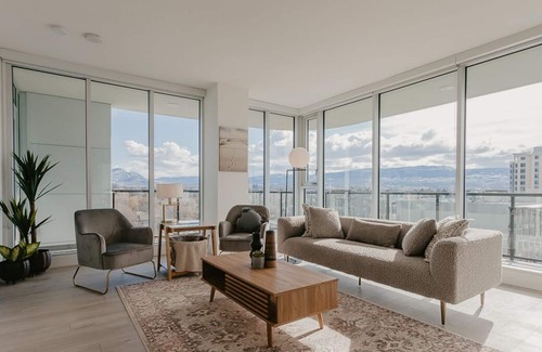 Cultural District Condominio | MOUNTAIN VIEW ✧ SLEEPS 4 | CLOSE TO KGH/UBCO ✧