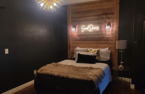 Royal Casa | Mountain View Studio Apartment
