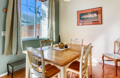 Hailey Condominio | Casa adosada con vista a la montaña con patio, cocina y garaje, cerca de Hailey.