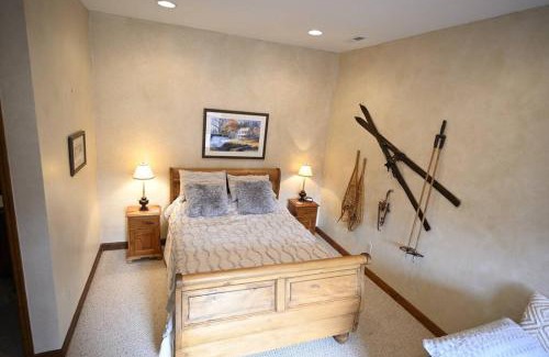 Whittier Casa | Mountain View Tree House w/country club amenities