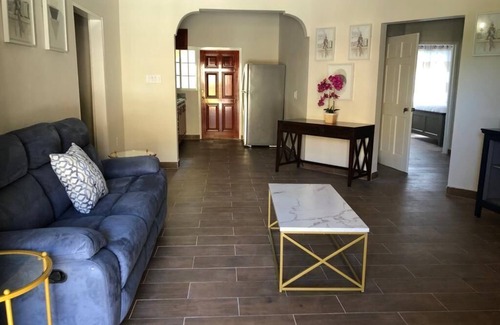 Runaway Bay Apartamento | Mountain View Two Bedroom Apartment with En-Suite, Open Kitchen and Living Room