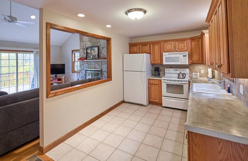 Springfield Casa | Mountain view home with deck, wood fireplace, washer/dryer, and high-speed WiFi