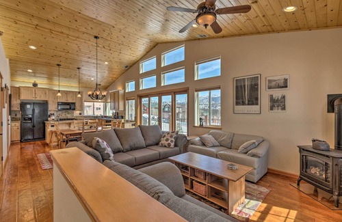 South Lake Tahoe Casa | ¡NUEVO! South Lake Tahoe House con cubierta con vista a la montaña.