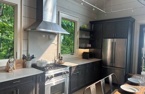 Glenville Casa | Mountain views, 2 king rooms, ping pong, bunk room, office, hi-speed internet
