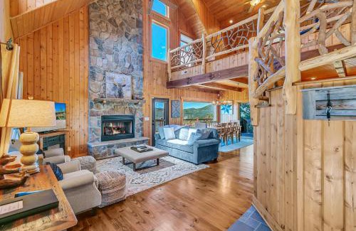 Sapphire Casa | Mountain Views and Deck Stunning Sapphire Cabin