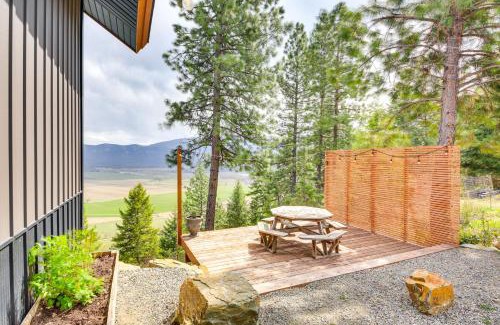 Bonners Ferry Casa | Mountain Views and Fireplace Bonners Ferry Escape!