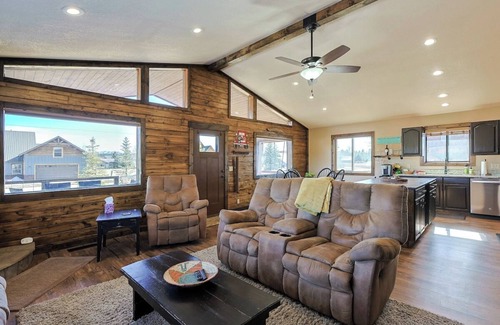 Lake Hatcher Park Cabina | Mountain Views! Cozy, Modern Home in Great Location
