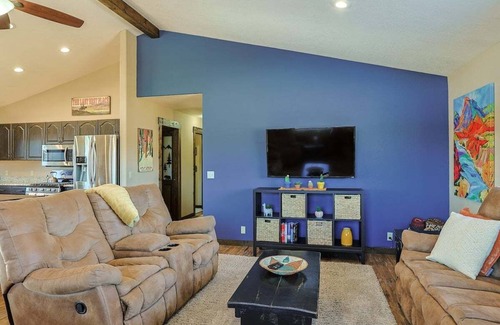 Lake Hatcher Park Cabina | Mountain Views! Cozy, Modern Home in Great Location