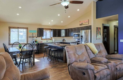 Lake Hatcher Park Cabina | Mountain Views! Cozy, Modern Home in Great Location