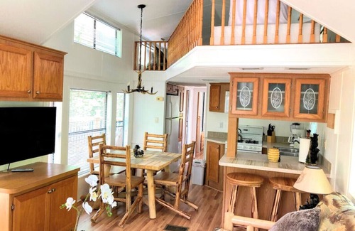 Whittier Cabina | Mountain Views Cabin with Loft WiFi Pets Casino Fire pit Tesla Charger
