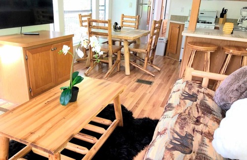 Whittier Cabina | Mountain Views Cabin with Loft WiFi Pets Casino Fire pit Tesla Charger