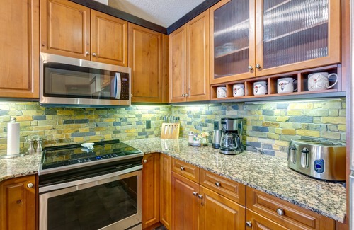 Cougar Creek Condominio | MOUNTAIN VIEWS, HOT TUB & HEATED POOL:1 Bed 1 Bath