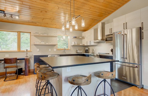 Big Sky Condominio | MOUNTAIN VIEWS, HOT TUB, POOL, SAUNA! Cozy fireplace, minutes from the slopes!
