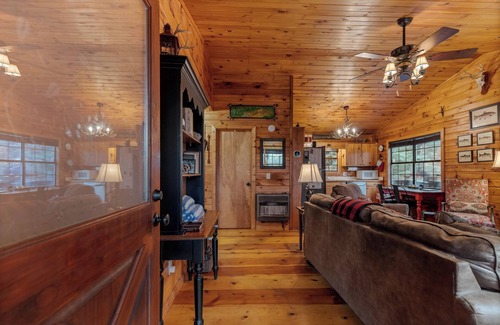 Ellijay Cabina | Deer Crossing - Mountain Views, Hot Tub + More!