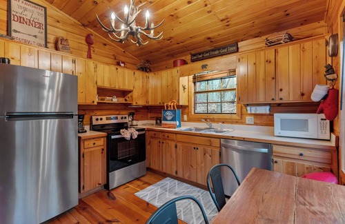 Ellijay Cabina | Deer Crossing - Mountain Views, Hot Tub + More!