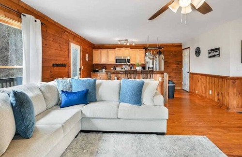 Canton Casa | Mountain Views I Covered Deck w/ Hot Tub-Sleeps 11
