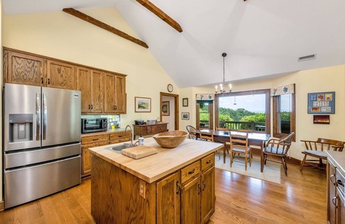 Grassy Creek Cabina | Mountain Views - Indoor & Outdoor Wood Burning Fireplaces - Close to Grayson Highlands