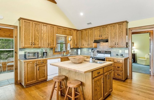 Grassy Creek Cabina | Mountain Views - Indoor & Outdoor Wood Burning Fireplaces - Close to Grayson Highlands