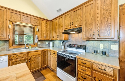 Grassy Creek Cabina | Mountain Views - Indoor & Outdoor Wood Burning Fireplaces - Close to Grayson Highlands