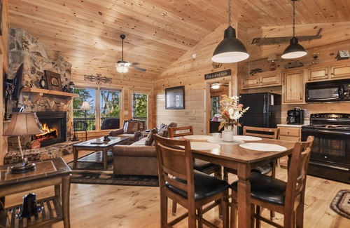 Hidden Lake Cabina | Mountain Views & just mins to City! Wood burning Fireplace, Hot tub, Fire pit
