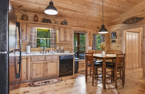 Hidden Lake Cabina | Mountain Views & just mins to City! Wood burning Fireplace, Hot tub, Fire pit