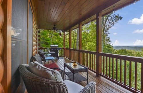 Hidden Lake Cabina | Mountain Views & just mins to City! Wood burning Fireplace, Hot tub, Fire pit