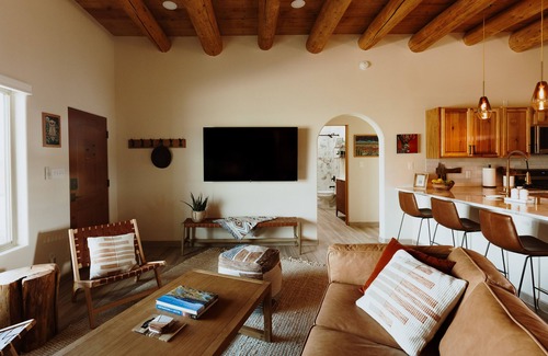 El Prado Casa | Mountain Views, Rave Reviews, Hot Tub, Kiva Fireplace, Outdoor Cone Firepit