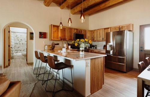 El Prado Casa | Mountain Views, Rave Reviews, Hot Tub, Kiva Fireplace, Outdoor Cone Firepit