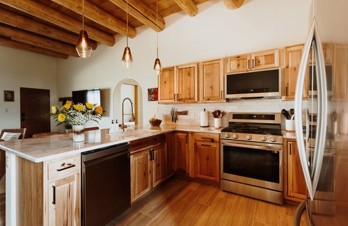 El Prado Casa | Mountain Views, Rave Reviews, Hot Tub, Kiva Fireplace, Outdoor Cone Firepit