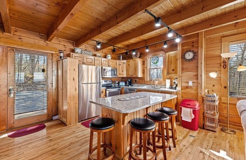 Gatlinburg - Pigeon Forge Cabina | Mountain Views/ Secluded 3 King Bed Master Suites/Pet friendly w/fee