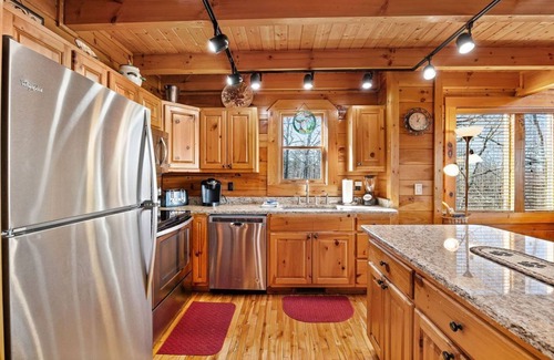 Gatlinburg - Pigeon Forge Cabina | Mountain Views/ Secluded 3 King Bed Master Suites/Pet friendly w/fee