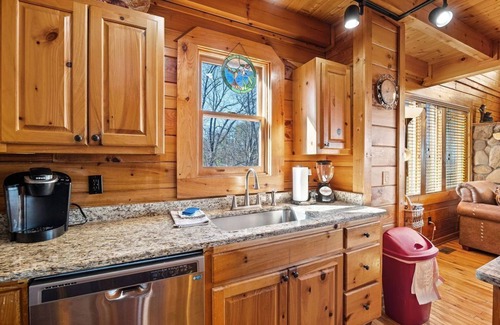 Gatlinburg - Pigeon Forge Cabina | Mountain Views/ Secluded 3 King Bed Master Suites/Pet friendly w/fee