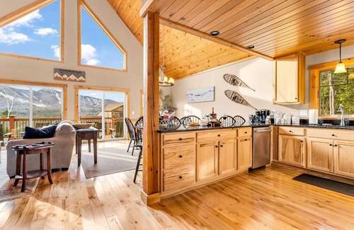 Sunday River Area Cabina | Mountain Views*Sunday River 1.5 mi*Hot Tub
