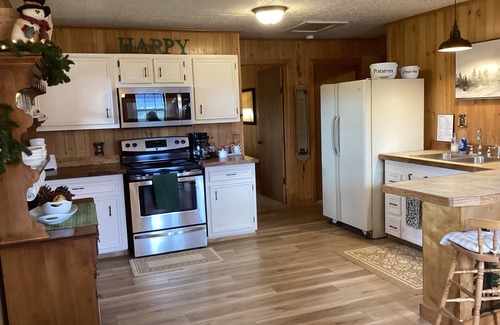 Alpine Village Cabina | Mountain views, walk to National Forest, close to Rio Grande