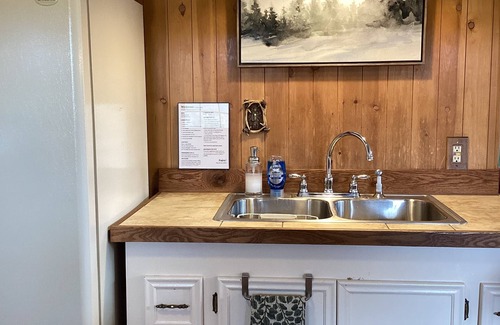 Alpine Village Cabina | Mountain views, walk to National Forest, close to Rio Grande