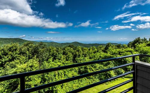 Chalet Village Apartamento | Mountain Villa Magnificent Views - 2 Pools, Fireplace & Hot Tub