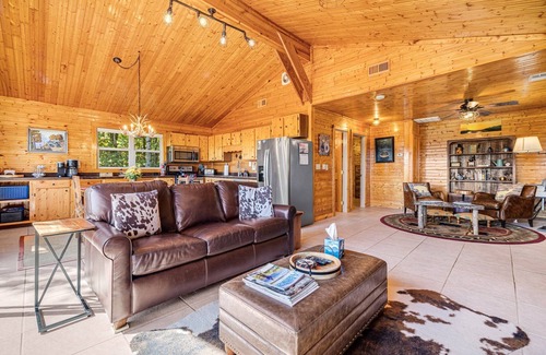 Waynesville Cabina | Mountain Vista | Hot Tub, Views & 2 Decks🌄 Near Waynesville + Biltmore Pass