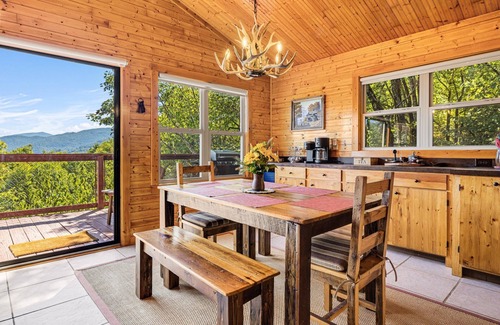 Waynesville Cabina | Mountain Vista | Hot Tub, Views & 2 Decks🌄 Near Waynesville + Biltmore Pass