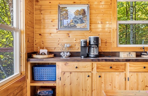 Waynesville Cabina | Mountain Vista | Hot Tub, Views & 2 Decks🌄 Near Waynesville + Biltmore Pass
