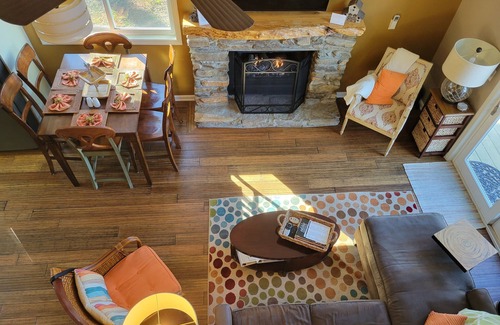 Hendersonville Cabaña | Mountain Vista Retreat / Near Hendersonville / Great View / Hot Tub / 4 Private Acres